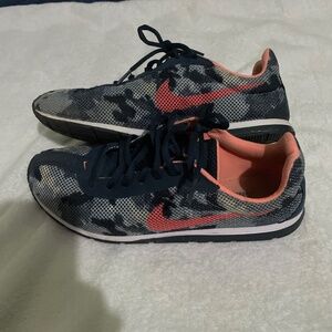 Nike women little runner running sneakers; navy blue camou & salmon; size 9